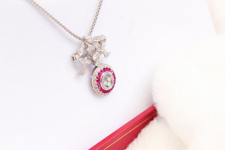 Collier Collier avec pendentif-broche nœud pavé de diamants et rubis 58 Facettes MT240099