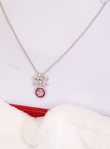 Collier Collier avec pendentif-broche nœud pavé de diamants et rubis 58 Facettes MT240099