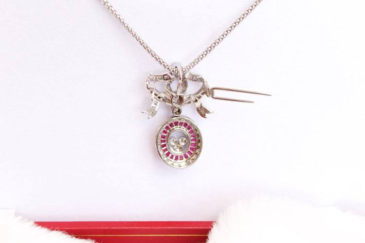Collier Collier avec pendentif-broche nœud pavé de diamants et rubis 58 Facettes MT240099