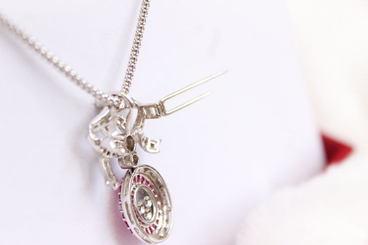 Collier Collier avec pendentif-broche nœud pavé de diamants et rubis 58 Facettes MT240099