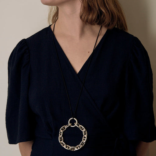 Pendentif Hermès Chaîne d'Ancre - Pendentif rond en argent et cordelière en coton noir 58 Facettes 58FC38