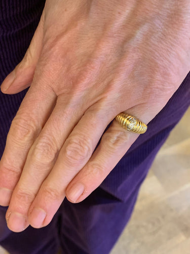 https://cdn.shopify.com/s/files/1/0647/1470/3075/files/Bague_Vintage_-_Bague_Godron_Diamants_Or_Jaune_-_Joaillerie_Paris_-_Les_Pierres_de_Julie_4.jpg?v=1772719461