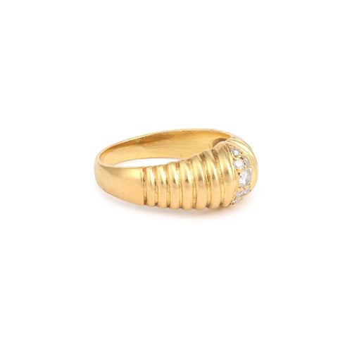 https://cdn.shopify.com/s/files/1/0647/1470/3075/files/Bague_Vintage_-_Bague_Godron_Diamants_Or_Jaune_-_Joaillerie_Paris_-_Les_Pierres_de_Julie_2.jpg?v=1772715403
