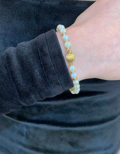 https://cdn.shopify.com/s/files/1/0647/1470/3075/files/Bracelet_de_Luxe_-_Bracelet_de_Perles_Or_Jaune_18_Carats_-_Joaillerie_Paris_-_Les_Pierres_de_Julie_3.jpg?v=1772546481