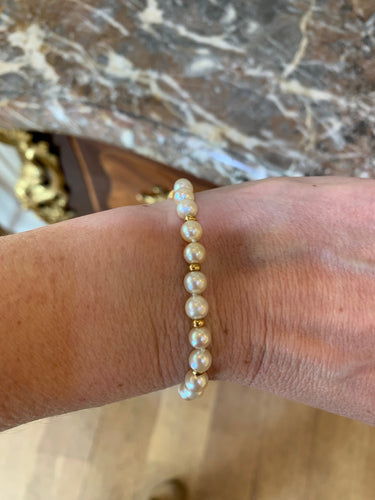 https://cdn.shopify.com/s/files/1/0647/1470/3075/files/Bracelet_de_Luxe_-_Bracelet_de_Perles_Or_Jaune_18_Carats_-_Joaillerie_Paris_-_Les_Pierres_de_Julie_2.jpg?v=1772546481