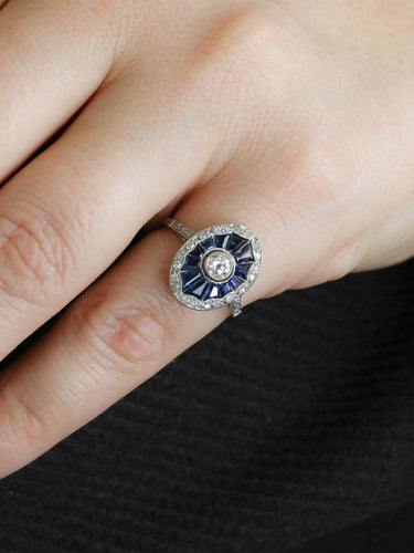 Bague 50 Bague Art déco en or blanc 18 carats, diamants et saphirs calibrés 58 Facettes 1199.8