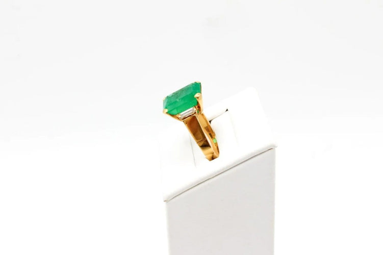 Bague 53 Bague en or jaune 750 avec émeraude 4,47 ct 58 Facettes 240204