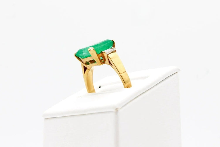 Bague 53 Bague en or jaune 750 avec émeraude 4,47 ct 58 Facettes 240204