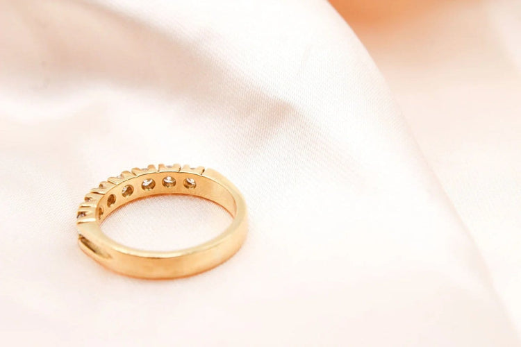 Bague 53 Bague demi-alliance en or jaune 750 sertie de 7 diamants 58 Facettes 250074