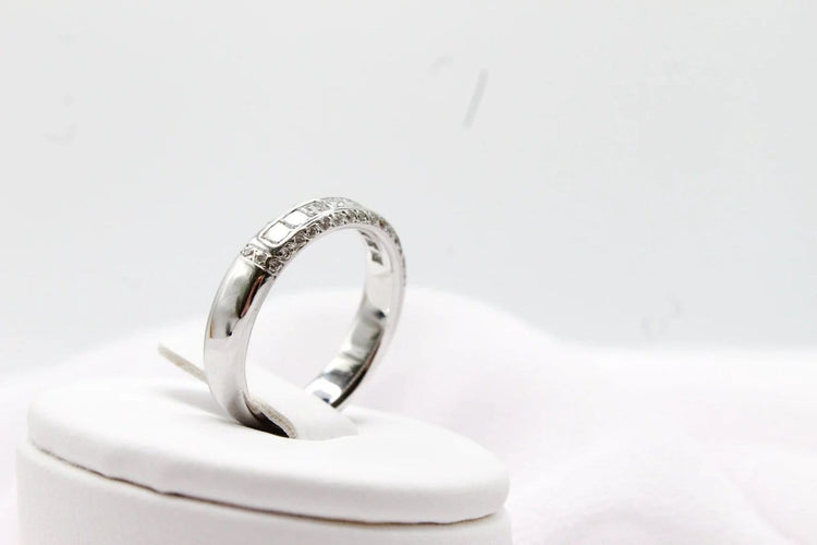 Bague 55 Bague demi-alliance en or blanc 750 sertie de diamants princesse 0,70 ct 58 Facettes 240269