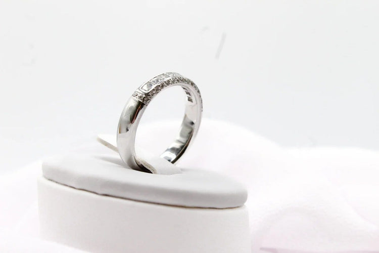Bague 55 Bague demi-alliance en or blanc 750 sertie de diamants princesse 0,70 ct 58 Facettes 240269