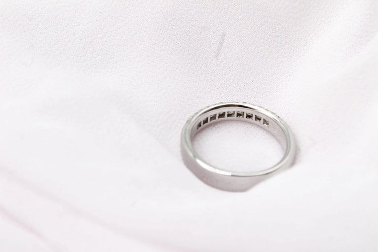 Bague 55 Bague demi-alliance en or blanc 750 sertie de diamants princesse 0,70 ct 58 Facettes 240269