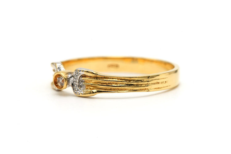 Bague 56 Bague contemporaine en or jaune 18 carats et diamants 58 Facettes 23544