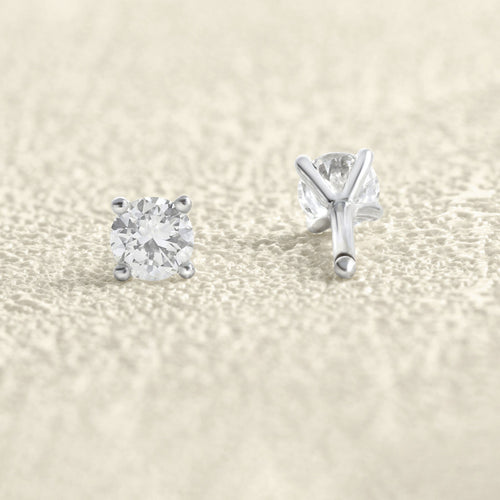 Boucles d'oreilles Alpha - Puces d'oreilles en or blanc et diamants 58 Facettes 66000167