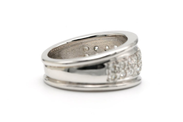 Bague 52 Bague contemporaine en or blanc 18 carats sertie de diamants 58 Facettes B818