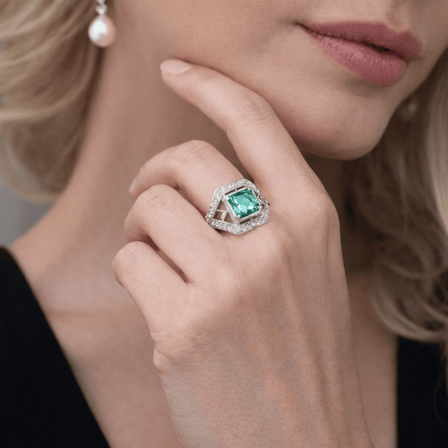 Bague 56 Art déco - Bague en or blanc 18 carats, émeraude colombienne et diamants 58 Facettes 50435