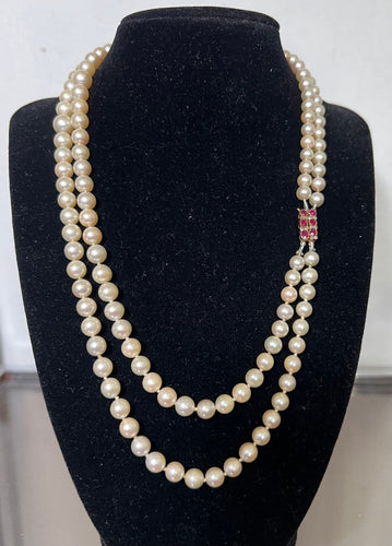 Collier Collier double rang de perles Akoya avec fermoir en or jaune, grenats et diamants 58 Facettes 933