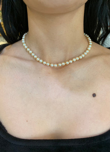 https://cdn.shopify.com/s/files/1/0647/1470/3075/files/Collier_de_Luxe_-_Collier_de_Perles_38_cm_Or_Jaune_18_Carats_-_Joaillerie_Paris_-_Les_Pierres_de_Julie_2.jpg?v=1772539306