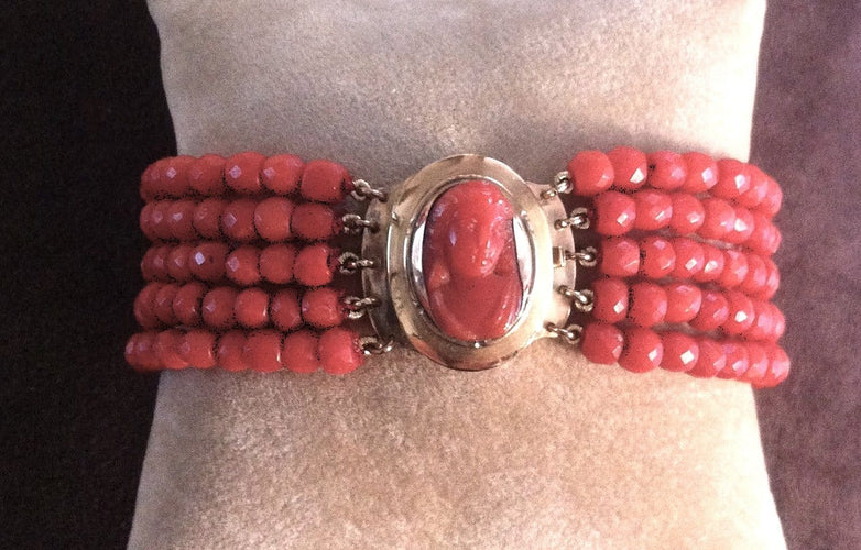 Bracelet Bracelet en or jaune, corail et camée 58 Facettes C 333