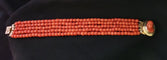 Bracelet Bracelet en or jaune, corail et camée 58 Facettes C 333