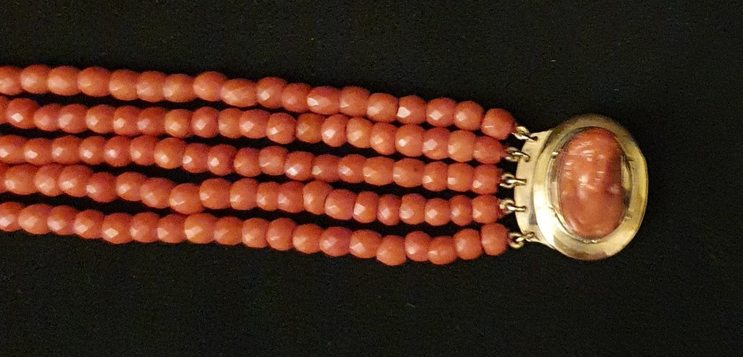 Bracelet Bracelet en or jaune, corail et camée 58 Facettes C 333
