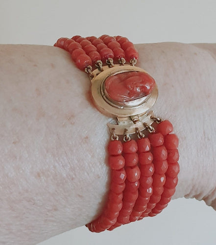 Bracelet Bracelet en or jaune, corail et camée 58 Facettes C 333
