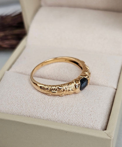 Bague 54 Bague jonc en or jaune 18 carats au saphir ovale 58 Facettes 731