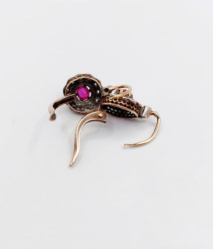 Antike Ohrringe Klappcreolen Margerite aus 18k Roségold, synthetischen Rubinen und Diamanten 58 Facettes A06761