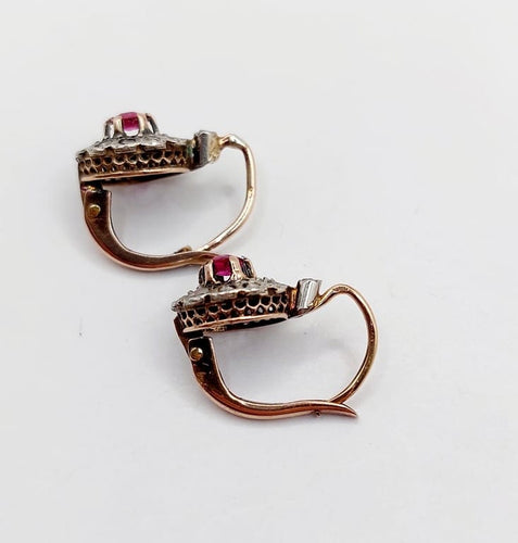 Antike Ohrringe Klappcreolen Margerite aus 18k Roségold, synthetischen Rubinen und Diamanten 58 Facettes A06761