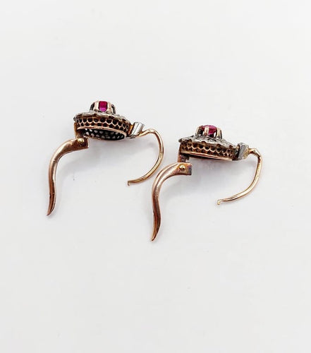 Antike Ohrringe Klappcreolen Margerite aus 18k Roségold, synthetischen Rubinen und Diamanten 58 Facettes A06761