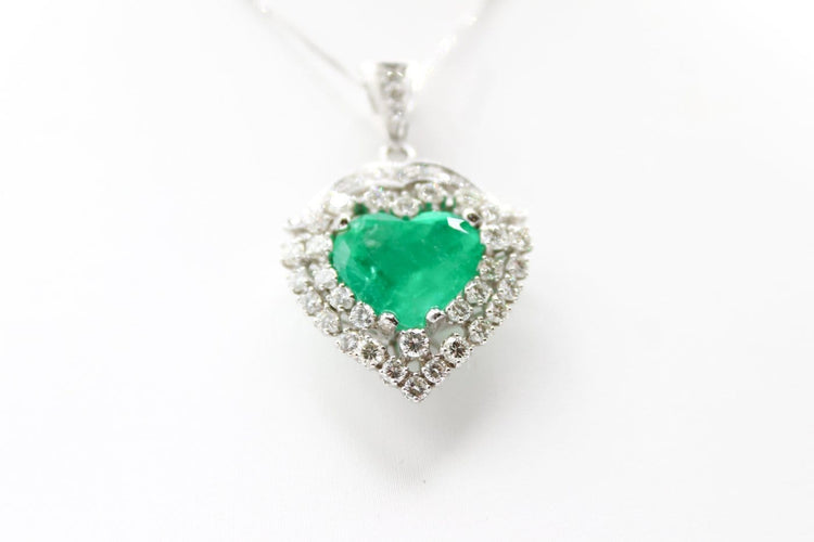 Pendentif Pendentif cœur en or blanc avec émeraude et diamants 58 Facettes 240165