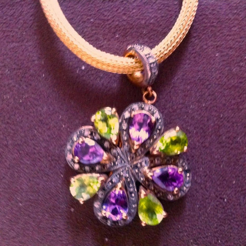 Pendentif Pendentif Art Nouveau en or et argent, améthystes, péridots et diamants 58 Facettes R 650  Rie