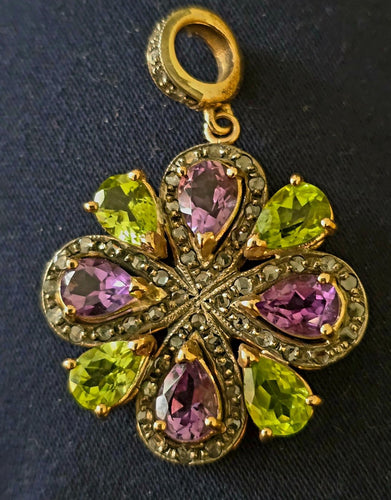Pendentif Pendentif Art Nouveau en or et argent, améthystes, péridots et diamants 58 Facettes R 650  Rie