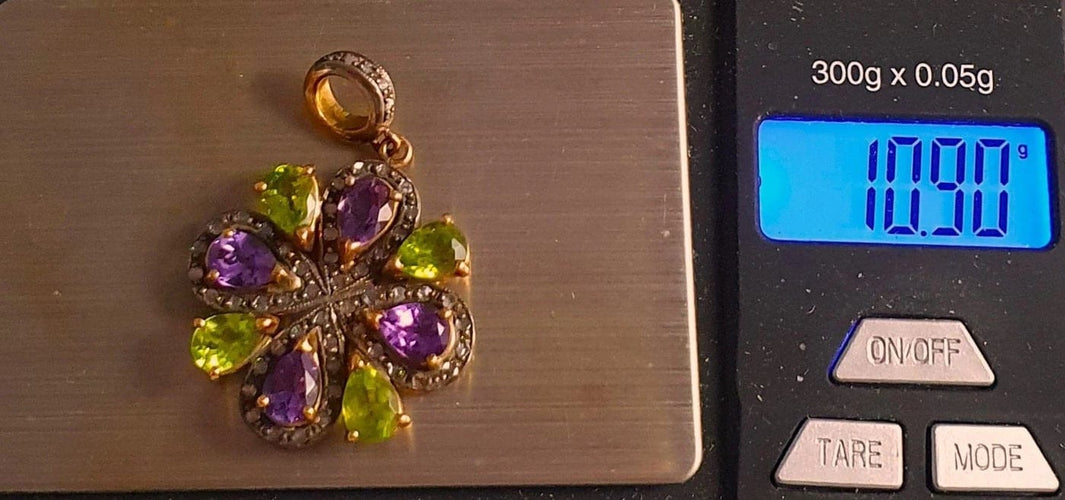 Pendentif Pendentif Art Nouveau en or et argent, améthystes, péridots et diamants 58 Facettes R 650  Rie