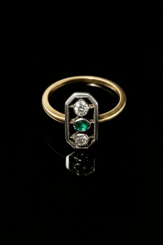Bague 56 Anello austro-hongrois ancien en or jaune, émeraude et diamants 58 Facettes
