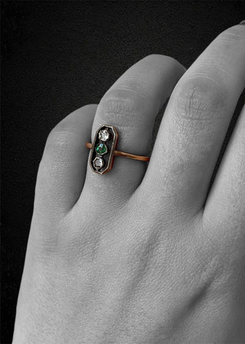 Bague 56 Anello austro-hongrois ancien en or jaune, émeraude et diamants 58 Facettes
