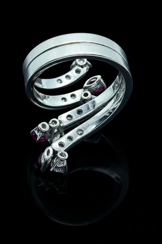 Bague 50 Bague serpent stylisée - Bague en or avec rubis et diamants 58 Facettes
