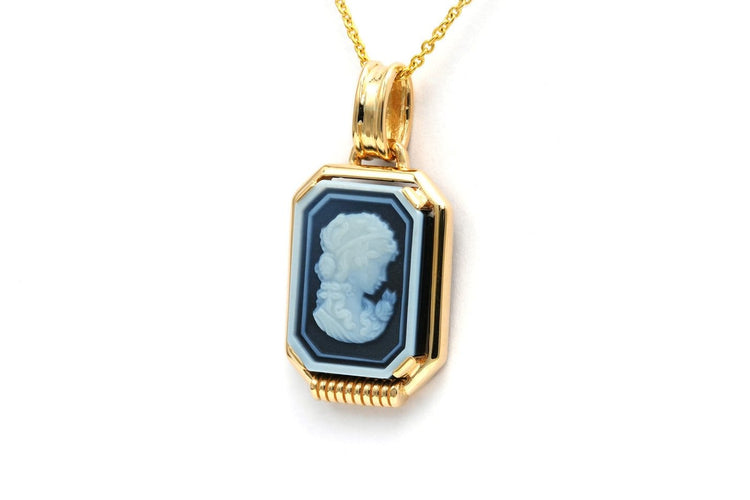 Pendentif Pendentif années 50 en or jaune 18 carats serti d’un camée en agate 58 Facettes 23514