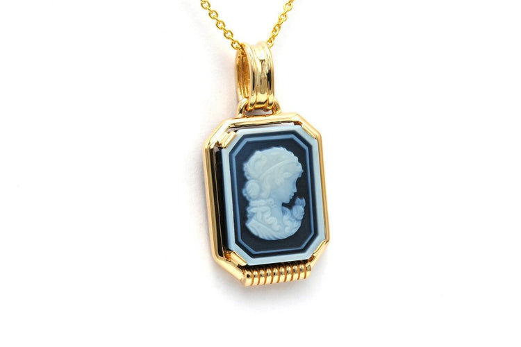 Pendentif Pendentif années 50 en or jaune 18 carats serti d’un camée en agate 58 Facettes 23514