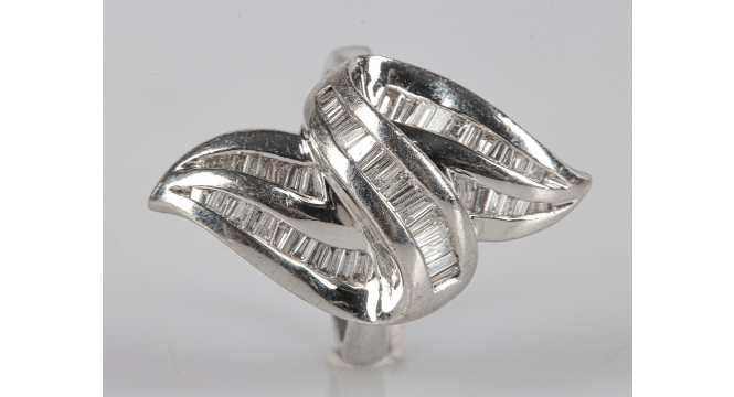 Bague 58 Bague nœud en or gris 750 sertie de diamants taille baguette 58 Facettes LP196
