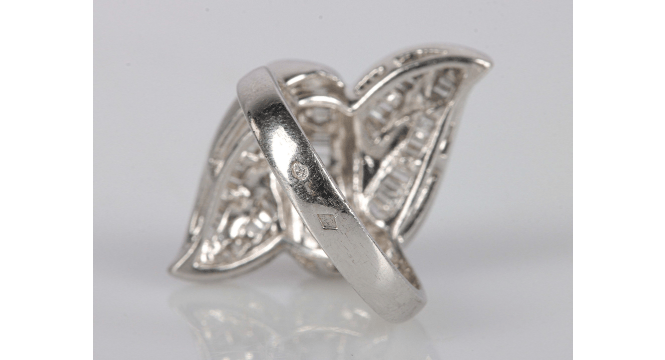 Bague 58 Bague nœud en or gris 750 sertie de diamants taille baguette 58 Facettes LP196