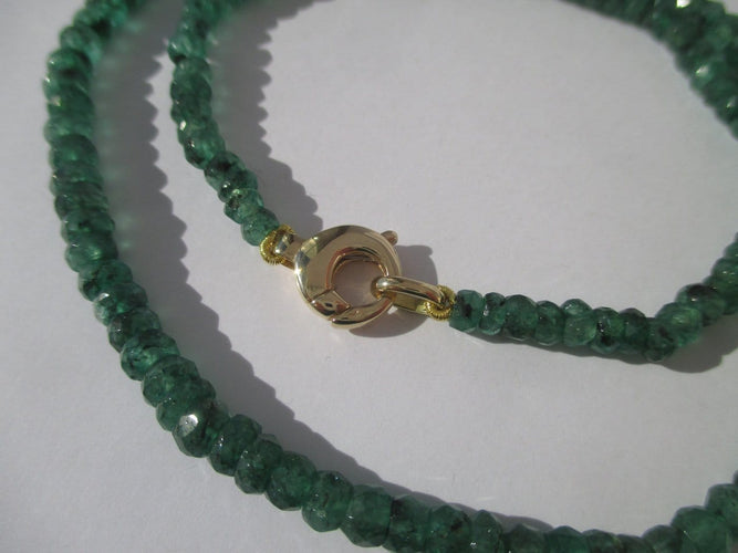 Collier Collier ras-du-cou en émeraudes naturelles avec fermoir en or jaune 18 carats 58 Facettes Collier