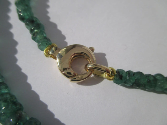 Collier Collier ras-du-cou en émeraudes naturelles avec fermoir en or jaune 18 carats 58 Facettes Collier