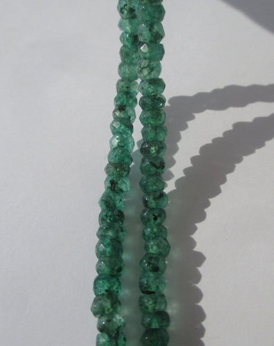 Collier Collier ras-du-cou en émeraudes naturelles avec fermoir en or jaune 18 carats 58 Facettes Collier