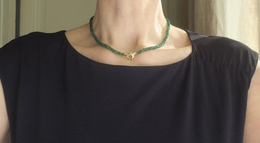 Collier Collier ras-du-cou en émeraudes naturelles avec fermoir en or jaune 18 carats 58 Facettes Collier