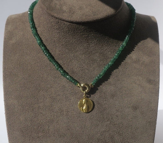 Collier Collier ras-du-cou en émeraudes naturelles avec fermoir en or jaune 18 carats 58 Facettes Collier