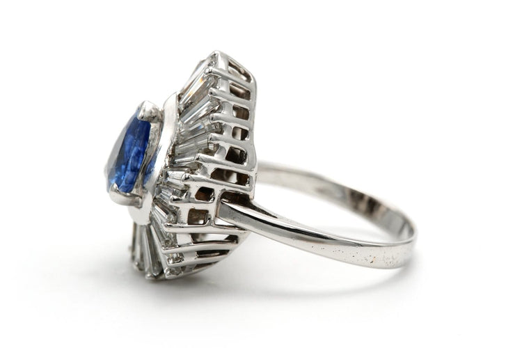Bague 52 Bague années 70 en or blanc 18 carats, saphir et diamants baguette 58 Facettes 23538