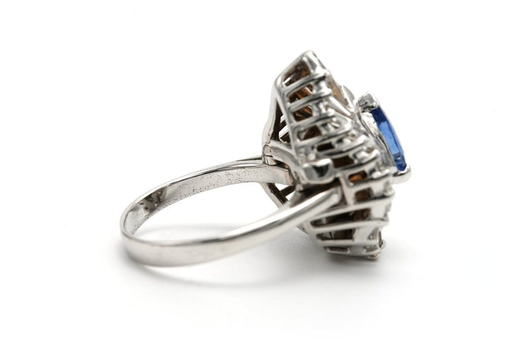 Bague 52 Bague années 70 en or blanc 18 carats, saphir et diamants baguette 58 Facettes 23538