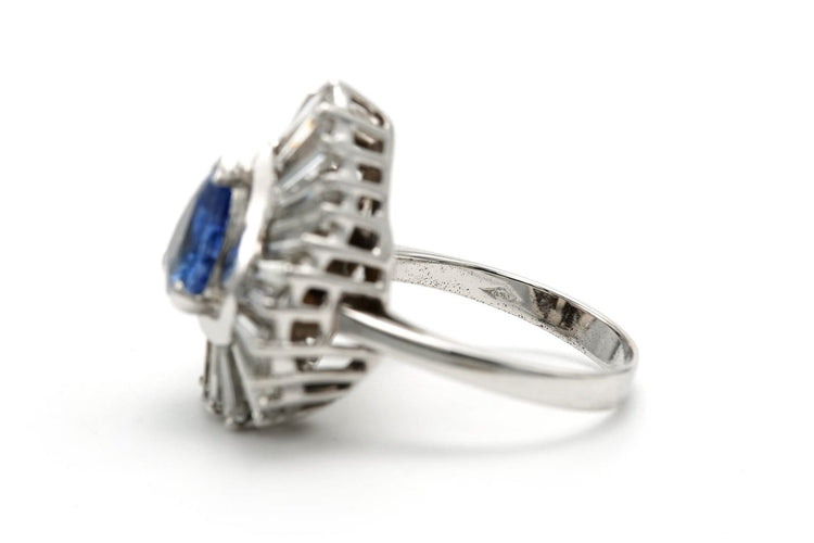 Bague 52 Bague années 70 en or blanc 18 carats, saphir et diamants baguette 58 Facettes 23538
