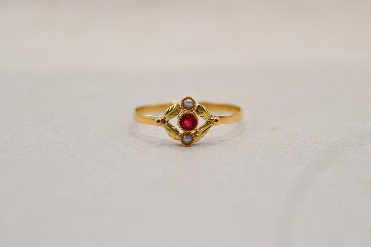 Bague 60.5 Bague Art nouveau en or jaune 18 carats et or vert, rubis et perles 58 Facettes 3925